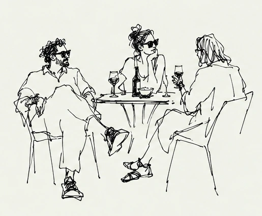 Tre amici seduti a un tavolino per un aperitivo